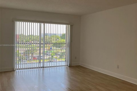 Condominio en alquiler en Lauderhill, Florida, 2 dormitorios, 89.09 m2 № 1889665 - foto 1