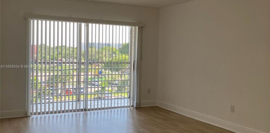 Condominio en Lauderhill, Florida, 2 dormitorios № 1889665