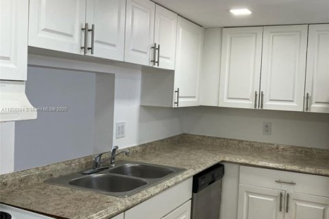 Condominio en alquiler en Lauderhill, Florida, 2 dormitorios, 89.09 m2 № 1889665 - foto 2