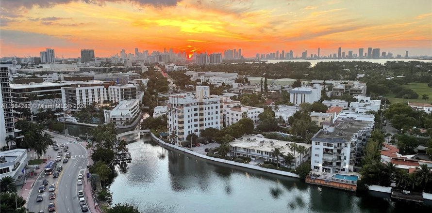 Condominio en Miami Beach, Florida, 2 dormitorios  № 1956605
