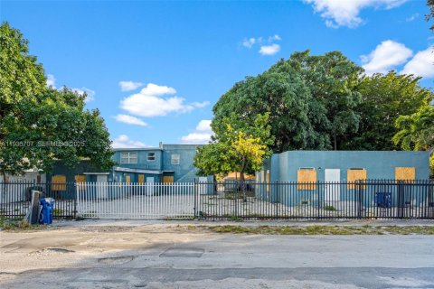 Propiedad comercial en venta en Miami, Florida, 685.8 m2 № 1993786 - foto 3
