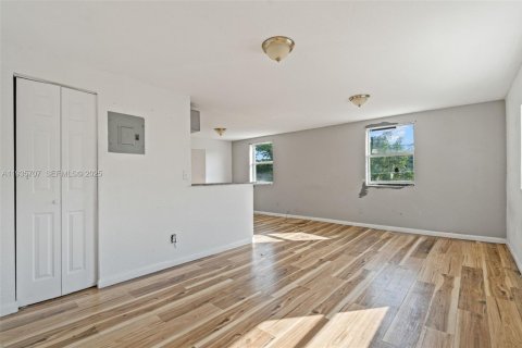 Propiedad comercial en venta en Miami, Florida, 685.8 m2 № 1993786 - foto 16