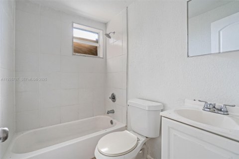 Propiedad comercial en venta en Miami, Florida, 685.8 m2 № 1993786 - foto 15