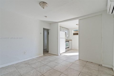 Propiedad comercial en venta en Miami, Florida, 685.8 m2 № 1993786 - foto 14