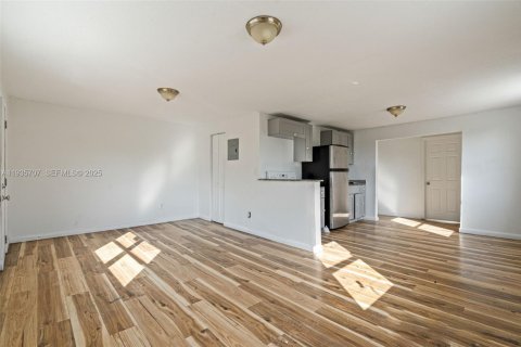 Propiedad comercial en venta en Miami, Florida, 685.8 m2 № 1993786 - foto 17