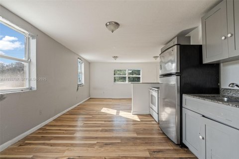 Propiedad comercial en venta en Miami, Florida, 685.8 m2 № 1993786 - foto 20