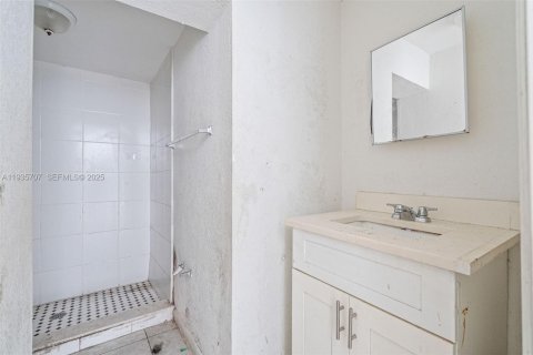 Propiedad comercial en venta en Miami, Florida, 685.8 m2 № 1993786 - foto 9