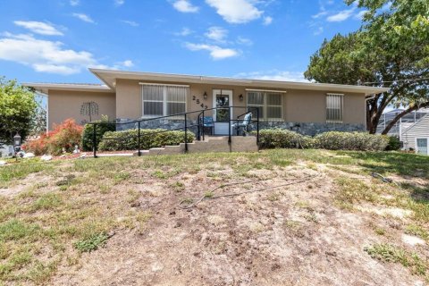 House in Crystal River, Florida 3 bedrooms, 147.16 sq.m. № 1765455 - photo 1