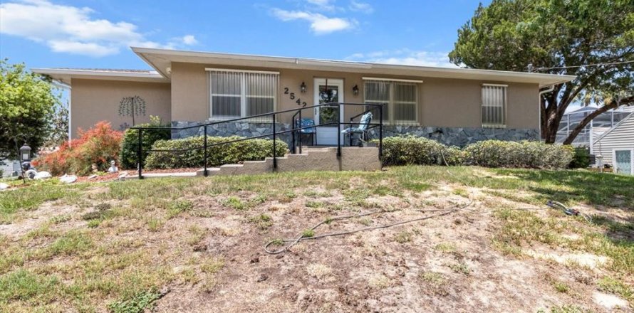 House in Crystal River, Florida 3 bedrooms, 147.16 sq.m. № 1765455