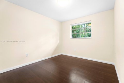 Снять в аренду виллу или дом в Корал-Гейблс, Флорида 3 спальни, 165.46м2, № 1944533 - фото 15