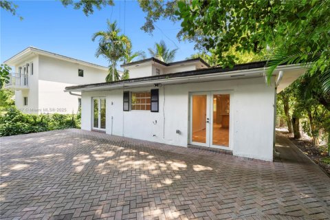 Снять в аренду виллу или дом в Корал-Гейблс, Флорида 3 спальни, 165.46м2, № 1944533 - фото 4