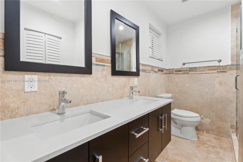 Снять в аренду виллу или дом в Корал-Гейблс, Флорида 3 спальни, 165.46м2, № 1944533 - фото 12