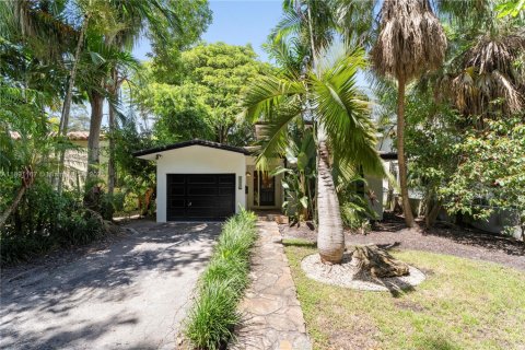 Снять в аренду виллу или дом в Корал-Гейблс, Флорида 3 спальни, 165.46м2, № 1944533 - фото 2