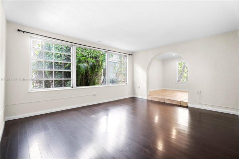 Снять в аренду виллу или дом в Корал-Гейблс, Флорида 3 спальни, 165.46м2, № 1944533 - фото 9