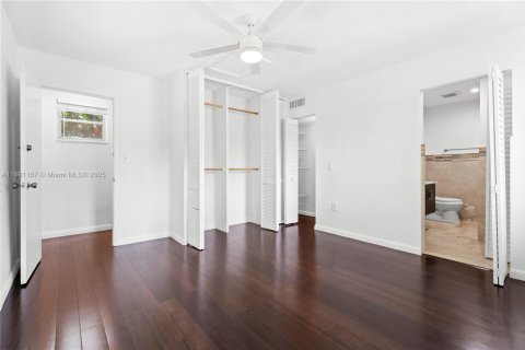 Снять в аренду виллу или дом в Корал-Гейблс, Флорида 3 спальни, 165.46м2, № 1944533 - фото 10