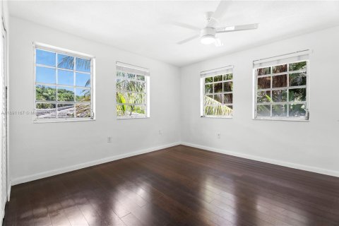 Снять в аренду виллу или дом в Корал-Гейблс, Флорида 3 спальни, 165.46м2, № 1944533 - фото 11