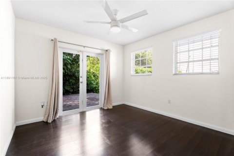 Снять в аренду виллу или дом в Корал-Гейблс, Флорида 3 спальни, 165.46м2, № 1944533 - фото 13