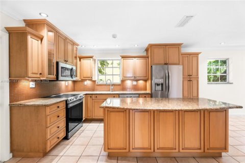 Снять в аренду виллу или дом в Корал-Гейблс, Флорида 3 спальни, 165.46м2, № 1944533 - фото 6