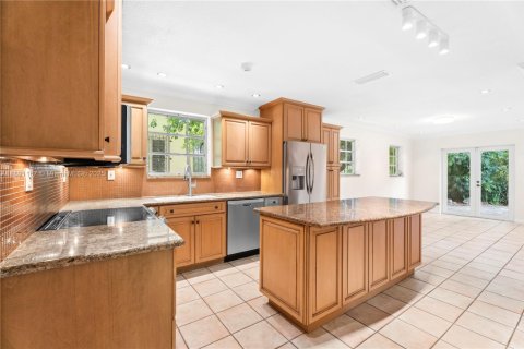 Снять в аренду виллу или дом в Корал-Гейблс, Флорида 3 спальни, 165.46м2, № 1944533 - фото 5