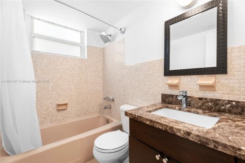 Снять в аренду виллу или дом в Корал-Гейблс, Флорида 3 спальни, 165.46м2, № 1944533 - фото 14