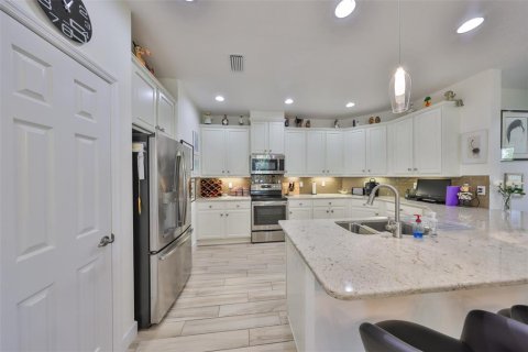Townhouse in Sun City Center, Florida 2 bedrooms, 172.24 sq.m. № 1576256 - photo 9