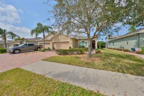 Townhouse in Sun City Center, Florida 2 bedrooms, 172.24 sq.m. № 1576256 - photo 1