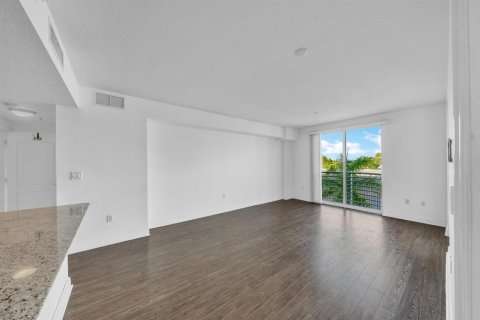 Condo in Hollywood, Florida, 2 bedrooms  № 2390564 - photo 25
