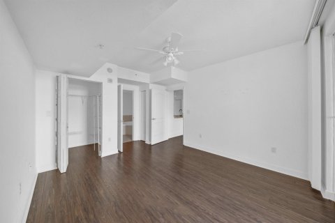 Condo in Hollywood, Florida, 2 bedrooms  № 2390564 - photo 18