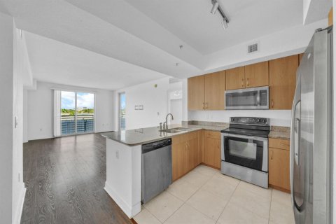 Condo in Hollywood, Florida, 2 bedrooms  № 2390564 - photo 7