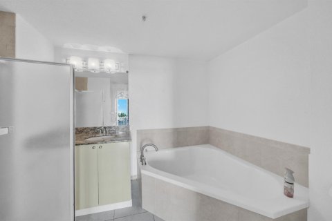 Condo in Hollywood, Florida, 2 bedrooms  № 2390564 - photo 21