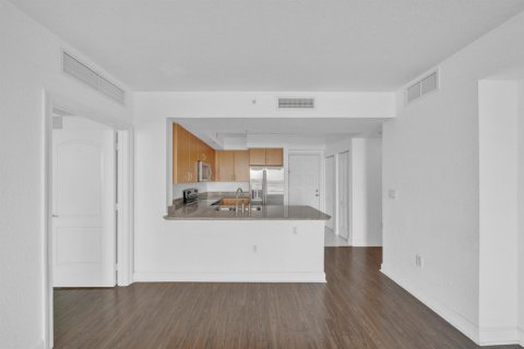 Condo in Hollywood, Florida, 2 bedrooms  № 2390564 - photo 12