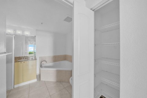 Condo in Hollywood, Florida, 2 bedrooms  № 2390564 - photo 20