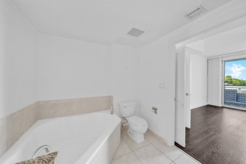 Condo in Hollywood, Florida, 2 bedrooms  № 2390564 - photo 23