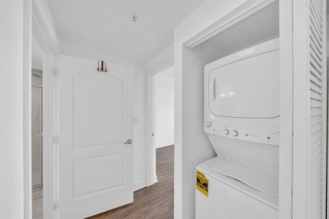 Condo in Hollywood, Florida, 2 bedrooms  № 2390564 - photo 30