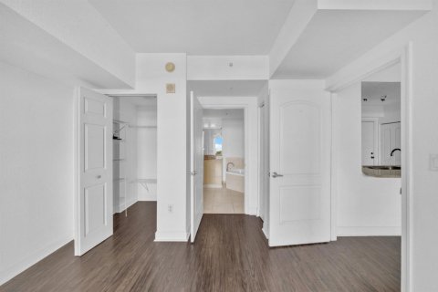 Condo in Hollywood, Florida, 2 bedrooms  № 2390564 - photo 19