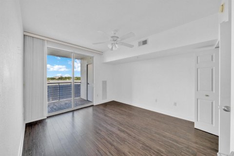 Condo in Hollywood, Florida, 2 bedrooms  № 2390564 - photo 14