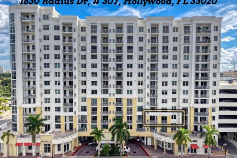 Condo in Hollywood, Florida, 2 bedrooms  № 2390564 - photo 5