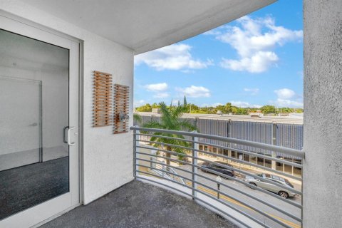 Condo in Hollywood, Florida, 2 bedrooms  № 2390564 - photo 16