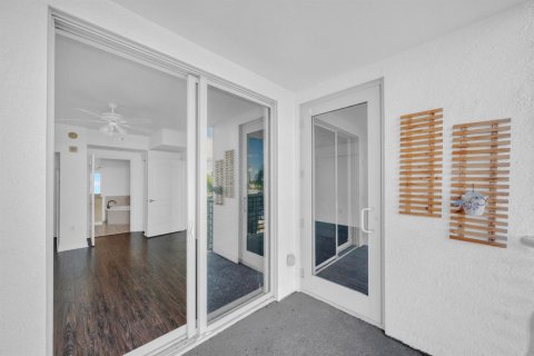 Condo in Hollywood, Florida, 2 bedrooms  № 2390564 - photo 17