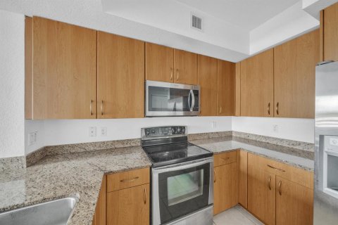 Condo in Hollywood, Florida, 2 bedrooms  № 2390564 - photo 28