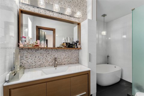 Villa ou maison à vendre à Miami Beach, Floride: 4 chambres, 219.16 m2 № 2074500 - photo 25