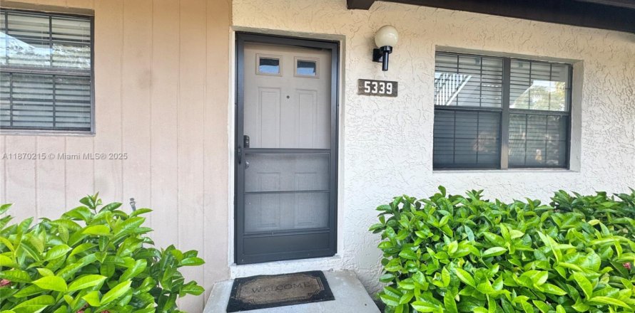 Condominio en Naples, Florida, 2 dormitorios № 1926619