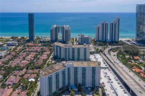Condominio en Sunny Isles Beach, Florida, 1 dormitorio  № 2073291