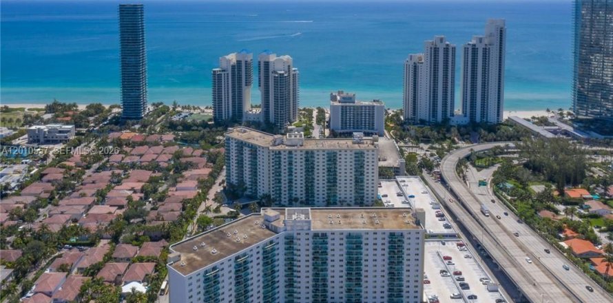 Condominio en Sunny Isles Beach, Florida, 1 dormitorio  № 2073291