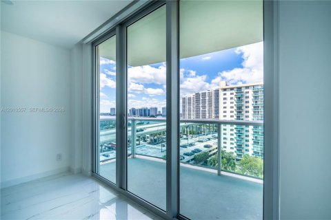 Condominio en alquiler en Sunny Isles Beach, Florida, 1 dormitorio, 93.37 m2 № 2073291 - foto 11