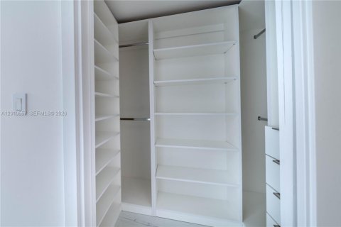 Condominio en alquiler en Sunny Isles Beach, Florida, 1 dormitorio, 93.37 m2 № 2073291 - foto 17