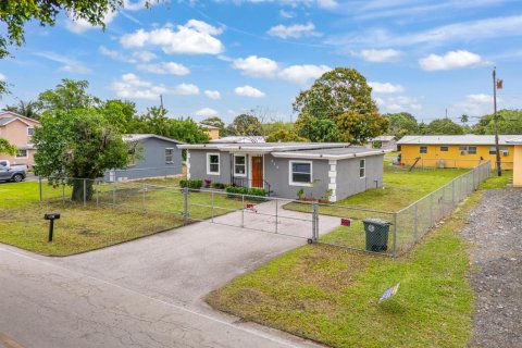 Villa ou maison à vendre à Belle Glade, Floride: 3 chambres, 110.74 m2 № 2176943 - photo 2