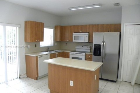 Townhouse in Homestead, Florida 2 bedrooms, 108.32 sq.m. № 2029605 - photo 2
