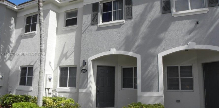 Townhouse in Homestead, Florida 2 bedrooms, 108.32 sq.m. № 2029605