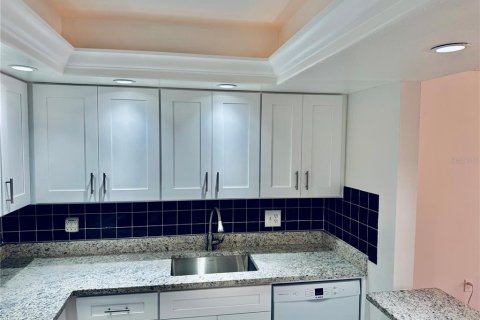 Townhouse in Saint Petersburg, Florida 2 bedrooms, 111.02 sq.m. № 1810642 - photo 5